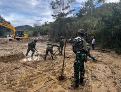 Sinergitas TNI–POLRI, Satgas Yonif 521/DY Karya Bhakti Tangani Tanah Longsor di Distrik Kelila