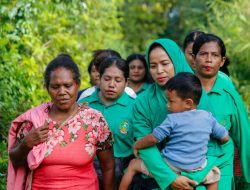 Ketua Persit KCK Cabang XL Turun Langsung Dukung TMMD di Kampung Sisir