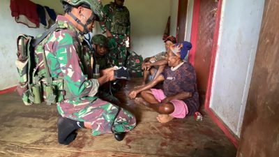 Sentuh Hati Warga Perbatasan: Pos Denom Satgas Yonif 751/VJS Anjangsana & Cek Kesehatan Door to Door di Denom Atukbin