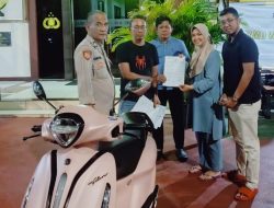 Kapolsek dan Kanit Reskrim Polsek Jatisampurna Serahkan Sepeda Motor kepada Pemilik
