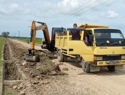 TNI AD Turun Tangan, Bersihkan Fasilitas Umum Pasca Banjir Jalan dan Parit Alue Geudong Segera Pulih