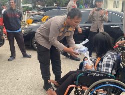 Ramadhan Peduli “Kapolres Berbagi Takjil Untuk Berbuka Puasa Warga Medansatria.