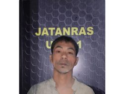 Polda Sumsel Tangkap Pelaku TO Ops Pekat Musi, Satu DPO Diburu 2. Ditreskrimum Polda Sumsel Bongkar Kejahatan Travel Ilegal di Ops Pekat Musi 3. Polda Sumsel Ungkap Penculikan dan Kekerasan Seksual dalam Ops Pekat Musi 4. Ops Pekat Musi 2026: Polda Sumsel Ringkus Pelaku Perampasan dan Asusila 5. Tegas Berantas Kejahatan Jalanan, Polda Sumsel Amankan Pelaku TO  Palembang – Polda Sumatera Selatan melalui Ditreskrimum menangkap tersangka kasus target operasi (TO) Ops Pekat Musi 2026 yang melakukan penculikan, perampasan, dan kekerasan seksual di sejumlah wilayah Sumatera Selatan. Penyidik meringkus tersangka S.B. (41) setelah melakukan penyelidikan dan pengejaran lintas kabupaten.  Pengungkapan ini berawal dari tiga laporan polisi tertanggal 3 Februari 2026, 15 Februari 2026, dan 24 Februari 2026. Penyidik menjerat tersangka dengan Pasal 479 dan Pasal 415 huruf a Undang-Undang RI Nomor 1 Tahun 2023 tentang KUHP.  Dalam aksinya, tersangka menggunakan mobil jenis Avanza untuk menawarkan tumpangan kepada korban perempuan yang menunggu kendaraan umum. Setelah korban masuk ke dalam mobil, pelaku langsung menguasai situasi dengan cara mengancam, melakban mata dan tangan korban, serta memaksa korban menyerahkan PIN ATM dan akses mobile banking.  Pada kejadian pertama, tersangka memaksa korban P. (55) memberikan PIN ATM dengan ancaman kekerasan. Pelaku kemudian menarik uang korban sebesar Rp9.150.000 dan meninggalkan korban di wilayah Kabupaten Ogan Ilir.  Pada kejadian kedua, tersangka bersama rekannya melakukan kekerasan seksual terhadap korban R.V. (26) di dalam kendaraan dengan menggunakan ancaman senjata tajam. Pelaku kemudian menurunkan korban setelah melakukan tindak pidana tersebut.  Selanjutnya pada laporan ketiga, pelaku menutup mata korban S. (38), mengikat tangan korban, lalu memaksa korban membuka aplikasi mobile banking. Pelaku mentransfer seluruh saldo korban sebesar Rp54.300.000 ke rekening yang tidak diketahui korban.  Tim Unit I Subdit III Jatanras Ditreskrimum Polda Sumsel segera menindaklanjuti informasi keberadaan tersangka. Petugas membuntuti kendaraan pelaku hingga wilayah OKU Timur dan melakukan penghadangan. Setelah sempat berupaya melarikan diri, tersangka akhirnya berhasil petugas amankan di area persawahan Desa Sriwangi, Kecamatan Semendawai Suku III.  Penyidik langsung membawa tersangka ke Mapolda Sumsel untuk pemeriksaan intensif. Dalam pemeriksaan, tersangka mengakui melakukan aksi tersebut bersama rekannya berinisial J. (DPO), yang saat ini masih dalam pengejaran.  Penyidik menyita satu unit mobil Avanza warna abu-abu, satu bilah senjata tajam, rekening koran korban, serta rekaman CCTV sebagai barang bukti. Saat ini penyidik melengkapi berkas perkara, memeriksa saksi tambahan, dan berkoordinasi dengan Jaksa Penuntut Umum untuk mempercepat proses hukum.  Kabid Humas Polda Sumsel Kombes Pol Nandang Mu’min Wijaya, S.I.K., M.H., menegaskan komitmen Polda Sumsel dalam memberantas kejahatan jalanan.  “Polda Sumsel bertindak tegas terhadap setiap pelaku kejahatan yang mengancam keselamatan dan martabat masyarakat. Kami mengingatkan masyarakat agar tidak menerima tawaran tumpangan dari orang yang tidak dikenal dan segera melapor jika mengalami atau mengetahui tindak pidana,” ujar Nandang.  Ia menambahkan, keberhasilan ini menunjukkan keseriusan Polda Sumsel dalam menjaga stabilitas kamtibmas selama pelaksanaan Ops Pekat Musi 2026. Penindakan ini sekaligus memberikan efek jera kepada pelaku dan meningkatkan rasa aman masyarakat di Sumatera Selatan.