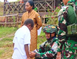 TNI Hadir untuk Pendidikan Perbatasan: Pos Okpol Satgas Swasembada Yonif 751/VJS Bagikan Seragam & Perlengkapan Sekolah di SD Okpol