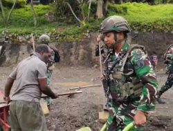 Gotong Royong Satgas Yonif 521/DY Bersama Masyarakat Bangun Kantor Klasis di Desa Seima