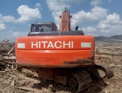 Deru Mesin Di Batas Langkahan, Babinsa Koramil 29/lkh Kawal Alat Berat Bersihkan Sisa Bencana