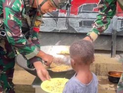 Satgas Pamtas Kewilayahan RI-PNG Yonif 763/SBA Gelar Masak dan Makan Bersama Masyarakat