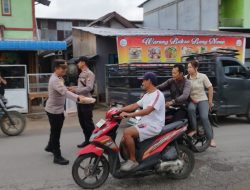 Polsek Mempawah Hulu Berbagi Takjil, Wujud Kepedulian di Bulan Suci Ramadhan