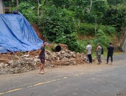 Hujan Deras Picu Longsor di Dongko Trenggalek, Babinsa Gerak Cepat Pasang Tanda Bahaya