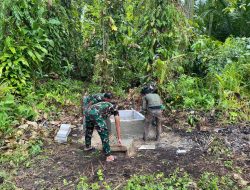 TMMD Ke-127 Pasang Dinding Batu Sumur Air Bersih di Kampung Sisir