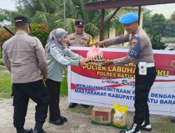 Polsek Labuhan Ruku Gelar Jumat Berkah, Berbagi Sembako untuk Kaum Duafa