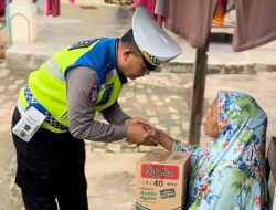 Satlantas Polres Batu Bara Gelar Jumat Berkah, Bagikan Sembako Sambil Patroli Jaga Lalu Lintas