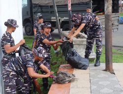 Prajurit Kodaeral XIV Bersihkan Jalan Protokol Kota Sorong Sambut HUT Kota Sorong Ke-26