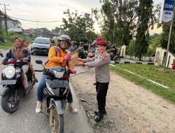Ramadhan Penuh Berkah, Satreskrim Polres Landak Tebar Senyum dengan Berbagi Takjil Kepada Warga