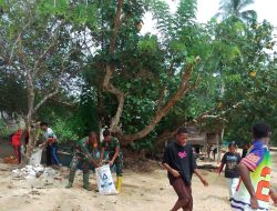 TMMD Ke-127 Kodim 1804/Kaimana Bersama TNI AL dan Warga Bersihkan Pantai Kampung Sisir