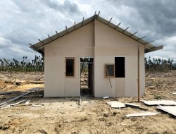 Babinsa Koramil 29/Lkh Kawal Pembangunan 95 Unit Huntara di Alue Krak Kaye