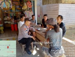 Hangat di Bawah Terik Matahari, Polisi dan Warga Air Besar Jalin Kedekatan