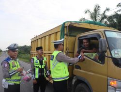 Lomba Pahala Dibulan Ramadhan, Jajaran Polres Mesuji Bagi – Bagi Takjil Kepada Pengendara
