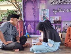 Safari Ramadan, Ngabuburit Asik Bersama Pak Polisi dan Ngaji Bareng Kapolres di Kampung Ramadan Raudhatul Athfal Dengilo   Gorontalo – Kapolres Pohuwato AKBP Busroni, S.I.K.,M.H., memanfaatkan waktu hari libur dengan mengunjungi Kampung Ramadan Raudhatul Athfal Dengilo. Sabtu, (28/2/2026).    Dalam kunjungan tersebut, Kapolres mengisi kegiatan ngabuburit asik bersama Pak Polisi dengan mengajar mengaji anak-anak binaan Kapolsubsektor Dengilo, Ipda Adam Ahmad.   Kegiatan berlangsung penuh keakraban dan keceriaan. Anak-anak tampak antusias mengikuti bimbingan membaca Al-Qur’an sambil menunggu waktu berbuka puasa. Kehadiran Kapolres memberikan motivasi tersendiri bagi anak-anak dalam belajar agama.   Kapolres Pohuwato mengatakan bahwa Safari Ramadan ini menjadi sarana Polri untuk semakin mendekatkan diri kepada masyarakat sekaligus membina generasi muda melalui kegiatan keagamaan di bulan suci Ramadan.   “Melalui kegiatan ngabuburit asik bersama Pak Polisi dan ngaji bareng ini, kami ingin menanamkan kecintaan anak-anak terhadap Al-Qur’an sejak dini. Ini juga menjadi momen untuk mempererat hubungan Polri dengan masyarakat,” ujar Kapolres Pohuwato.   Sementara itu, Ipda Adam Ahmad menjelaskan bahwa Kampung Ramadan Raudhatul Athfal Dengilo menjadi wadah pembinaan anak-anak belajar membaca Al-Qur’an untuk mengisi kegiatan khususnya di bulan suci ramadan.    “Kami berupaya memberikan pembinaan keagamaan kepada anak-anak agar mereka memiliki bekal iman dan akhlak yang baik.    Kehadiran Bapak Kapolres menjadi motivasi besar bagi anak-anak untuk semakin semangat belajar mengaji,” ungkapnya   Usai kegiatan mengaji, Safari Ramadan Kapolres Pohuwato dilanjutkan dengan buka puasa bersama personel Polsubsektor Dengilo.
