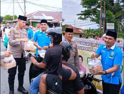 Polsek Namlea Gandeng KNPI Bagi-Bagi Takjil, Wujud Kepedulian Terhadap Masyarakat
