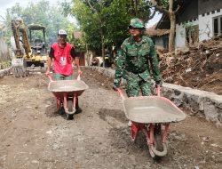 Anggota Satgas TMMD dan Warga Tunjukan Semangat Gotong Royong