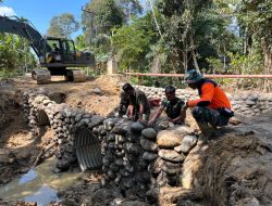 Babinsa Koramil 29/Lkh Turun Langsung Amankan Pengerjaan Jembatan Armco di Desa Bukit Linteng