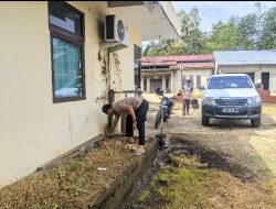 Kapolsek Menyuke Beserta Anggota Bersihkan Sekitaran Mako Polsek