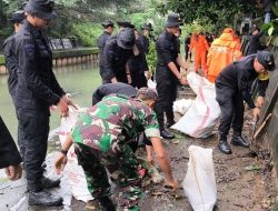 Brimob Metro Jaya Bersama Warga Bersihkan Bantaran Kali di Senen