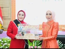 Serah Terima Ibu Asuh Polwan Polda Sumsel Dari Ny. Dewwy Andi Rian Kepada Ny. Eka Sandi Nugroho