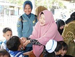 Ketua Daerah Kodaeral XIV Gabungan Jalasenastri Koarmada RI Berkunjung ke Posyandu Baracuda Sorong