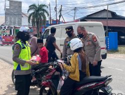 Peduli Lingkungan dan Kesehatan, Polres Landak Imbauan Karhutla dan Bagikan Masker