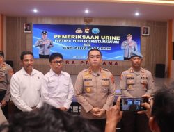 Komitmen Bersih Narkoba, Seluruh Personel Polresta Mataram Jalani Tes Urine Bersama BNN