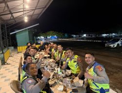 Jajaran Sat Lantas Polres Mesuji Gelar Sahur On The Road, Berbagi Makan Sahur Bersama Warga di Alun Alun Simpang Pematang