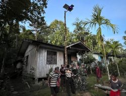Gelap Dipatahkan, Kampung Jadi Terang: Pos Iwur Satgas Yonif 751/VJS Pasang Lampu PJU di Kampung Wetkim