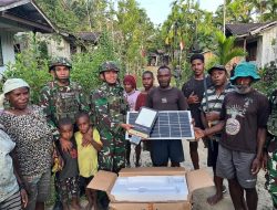 Gelap Dipatahkan, Kampung Jadi Terang: Pos Iwur Satgas Yonif 751/VJS Pasang Lampu PJU di Kampung Wetkim