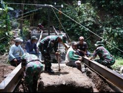 Pengelasan Besi WF Jadi Tahap Krusial Pembangunan Jembatan TMMD Ke-127 Di Desa Krisik