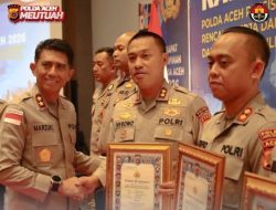 Kapolda Aceh Berikan Penghargaan kepada Personel Polri, Mahasiswa STIK, dan Elemen Masyarakat pada Rapim Polda Aceh 2026
