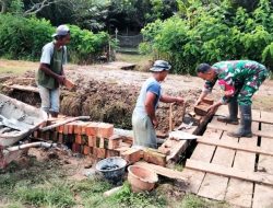 Babinsa Koramil Ulilin Hadir di Tengah Warga, Bantu Pembuatan Gorong-gorong di Kampung Kandrakay
