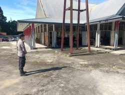 Personel Polsek Menjalin Laksanakan Pengamanan Ibadah Misa Minggu di Gereja Paroki Santo Petrus dan Paulus