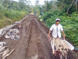 Semangat Kaum Ibu Warnai TMMD Mliwis, Gotong Royong Cor Jalan Demi Akses Lebih Baik