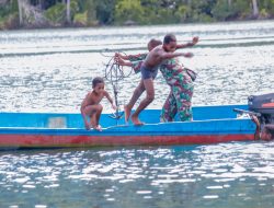 Aksi Heroik Anak Kampung Sisir Warnai TMMD ke-127 Kodim 1804/Kaimana
