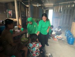 Persit Kodim 1804/Kaimana Bantu Siapkan Santap Siang TMMD ke-127, Warga Kampung Sisir Antusias Ikut Membantu