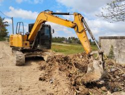 Babinsa Koramil 13/Baktiya Dampingi Pembersihan Parit dan Jalan Tani Pascabanjir