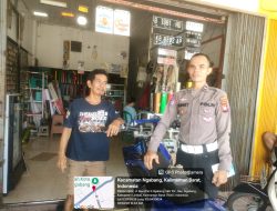 Personil Polsek Ngabang Terus Ciptakan Situasi Kondusif Lewat Patroli Sambang