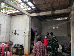 Hujan Angin Rusak Rumah Warga di Pule Trenggalek, Babinsa Sigap Turun Tangan