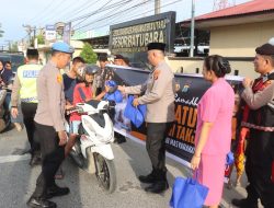 Kapolres Batu Bara Bersama Bhayangkari Bagikan Takjil kepada Masyarakat di Kota Lima Puluh