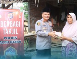Polres Aceh Utara Bagikan Takjil Door to Door untuk Warga di Lhoksukon