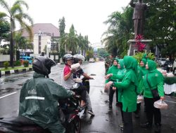 Hangatkan Ramadhan, Eratkan Silaturahmi, Dandim Boyolali Turun ke Jalan Bagikan Ratusan Paket Takjil