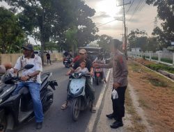 Kapolsek Labuhan Ruku Gelar Kegiatan Berkah Ramadhan, Bagikan Takjil kepada Masyarakat