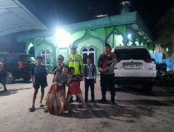 Personel Sat Samapta Polres Batu Bara Amankan Pelaksanaan Sholat Tarawih di Masa Ramadhan untuk Jaga Kondusifitas